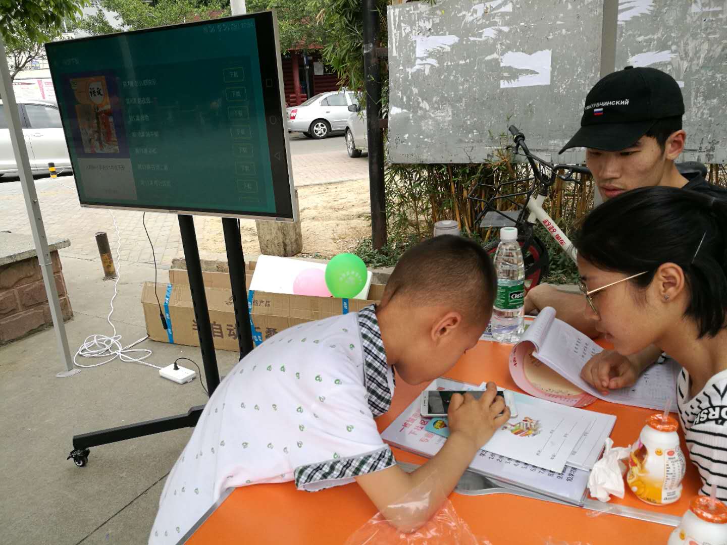 四川终端活动---小学生在安装神童AI书包